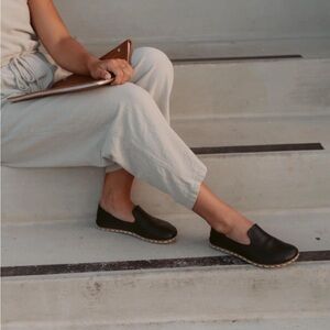 Raum Grounding Elegant Black Leather Loafers for Women